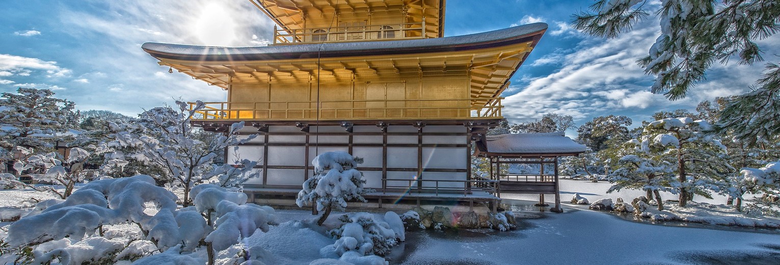 De Kinkaku-ji, tempel in Kyoto, in de sneeuw