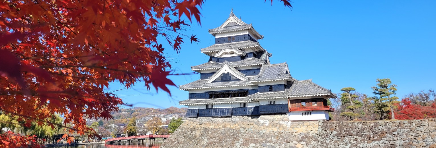 Matsumoto kasteel omgeven door de Japanse herfstkleuren