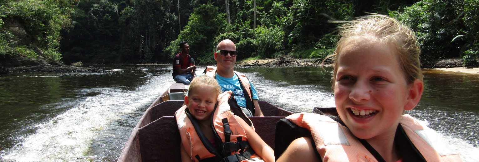 Met de familie in de boot naar Taman Negara