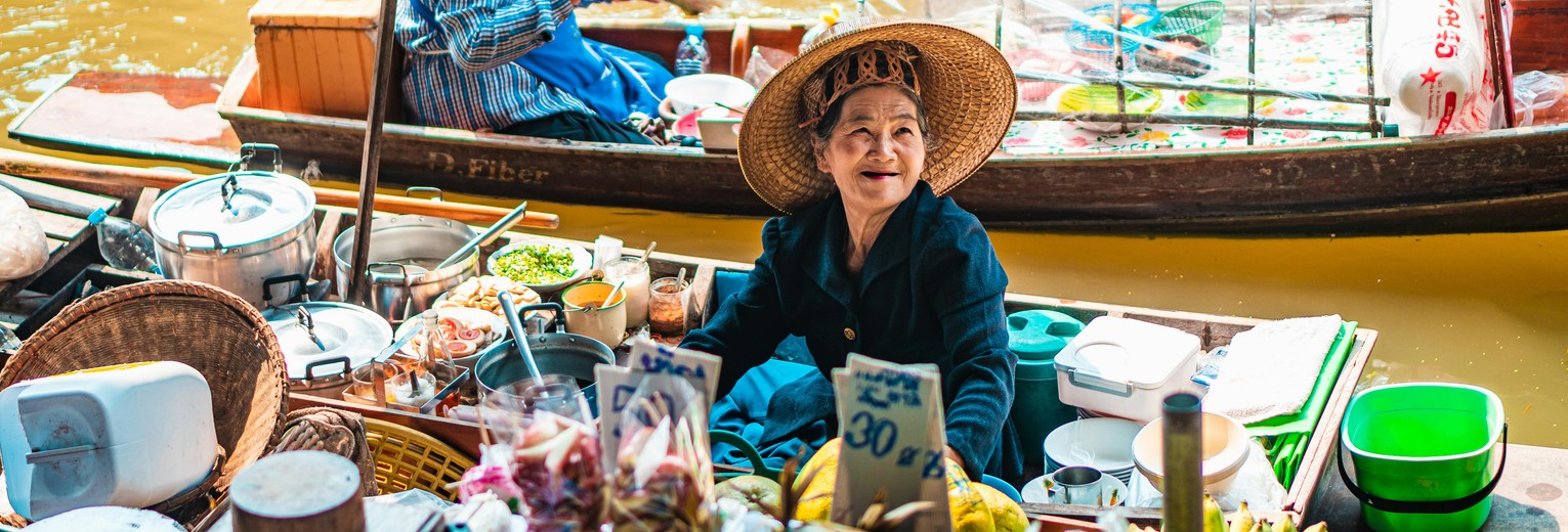 De drijvende markt in Bangkok, Thailand