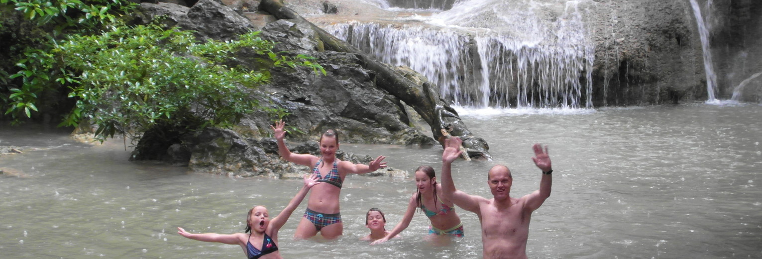 Zwemmen bij de waterval in Kanchanaburi, Thailand