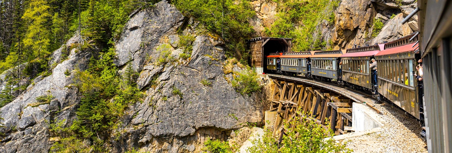 Mooie treinrit bij Skagway, van Yukon naar Alaska