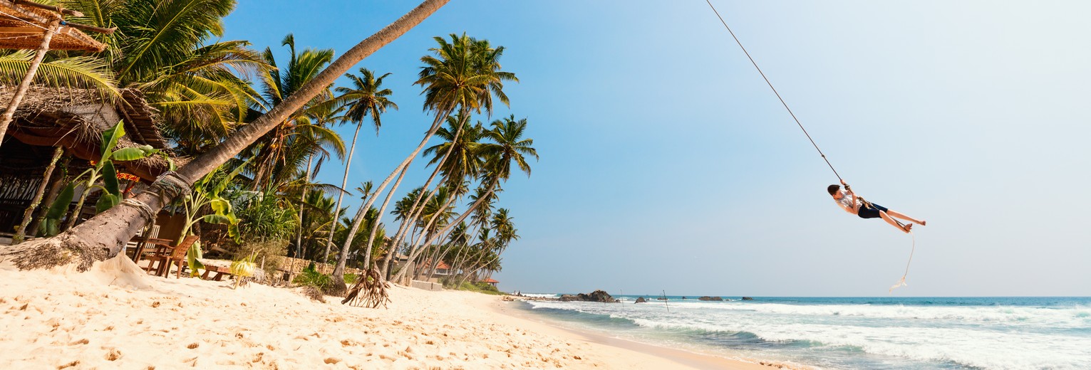 Slinger aan een palmboom op het strand Unawatuna in Sri Lanka