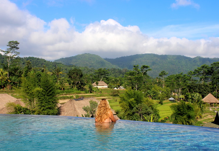 Uitkijkend vanuit het zwembad over de rijstvelden bij Sidemen, Bali