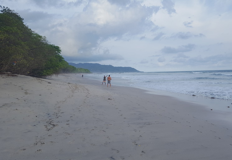 Wandelen langs het strand bij Santa Teresa, Costa Rica