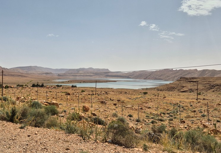 Prachtige uitzichten tussen Merzouga en Midelt op een irrigatiemeer. Prachtige uitzichten tussen Merzouga en Midelt op een irrigatiemeer.