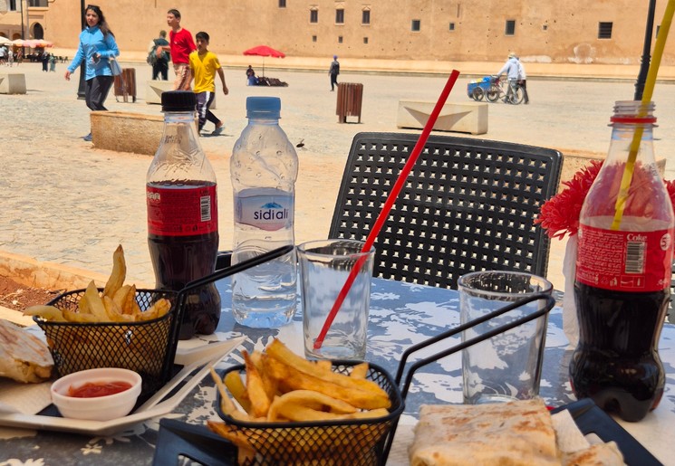 Lunchen op het El-Hedim plein in Meknes