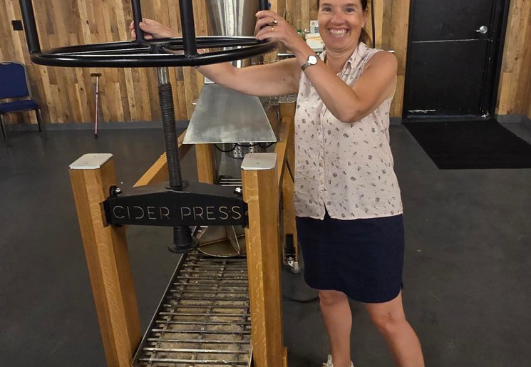 Collega Irene perst haar eigen cider, Manson, USA