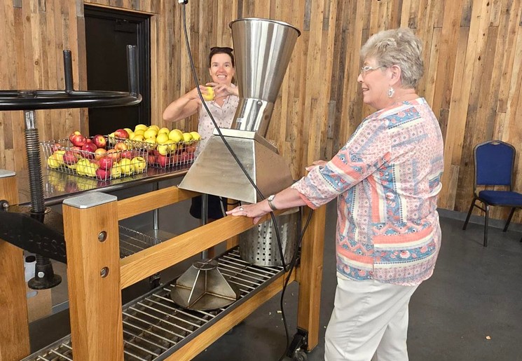 Fruit plukken in de boomgaarden