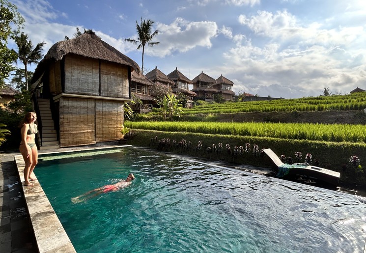 Springen in het zwembad, Munduk