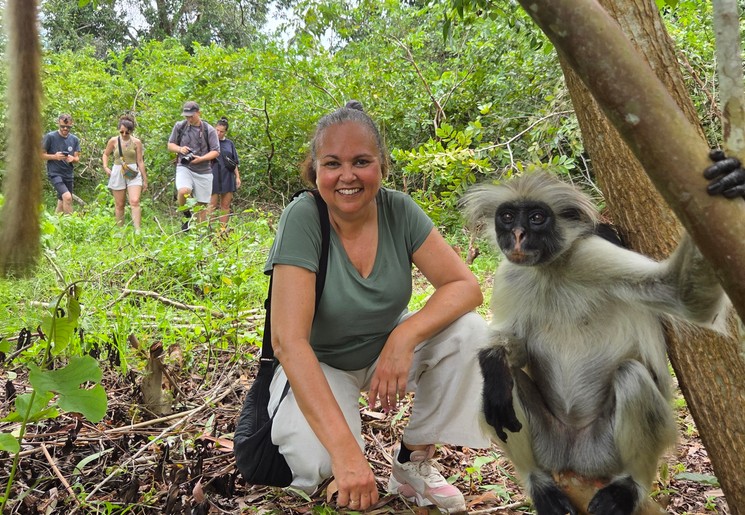 Caroline op Zanzibar bij een Red Colobus Monkey Caroline op Zanzibar bij een Red Colobus Monkey