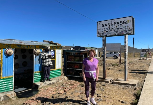 Collega Ingrid tijdens haar route over de Sani Pass