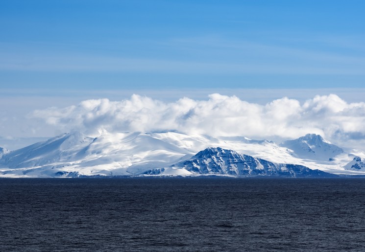 Aan de horizon verschijnt Akutan Island, Alaska, Amerika