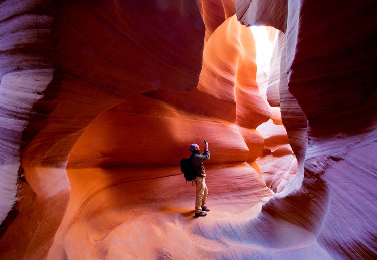 Fotografeer de gladde zandstenen muren van dichtbij in de Antelope Canyon kloof, Amerika