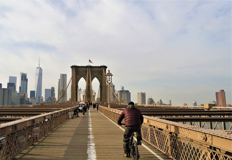 Fietsen over Brooklyn Bridge in New York, Amerika