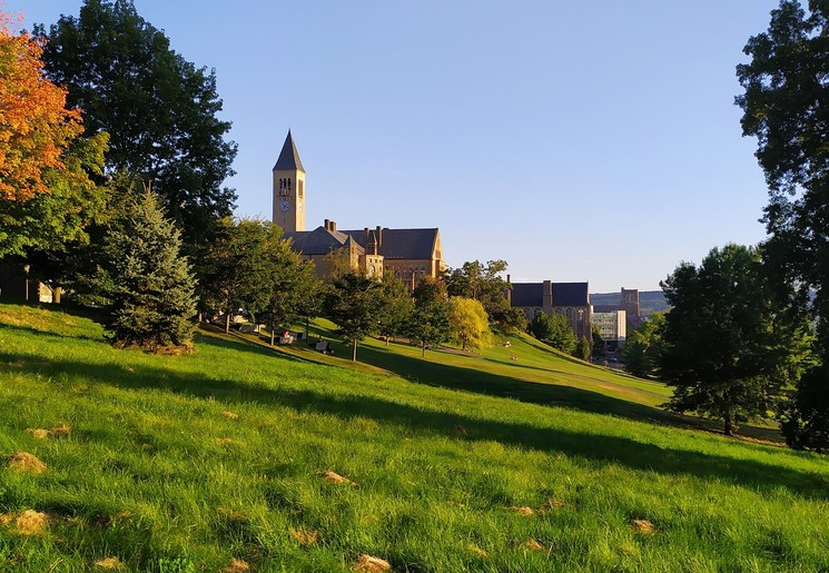 Het plaatsje Ithaca gelegen in de heuvellanden van Amerika