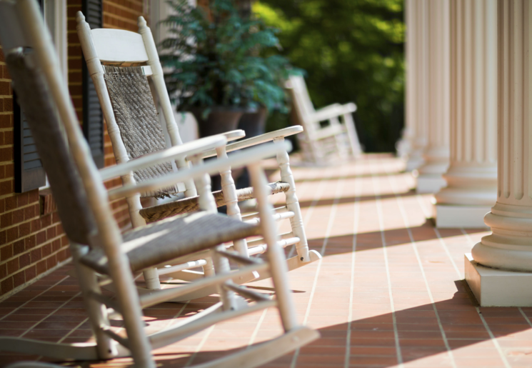 Veranda met schommelstoelen in de Deep South, Verenigde Staten