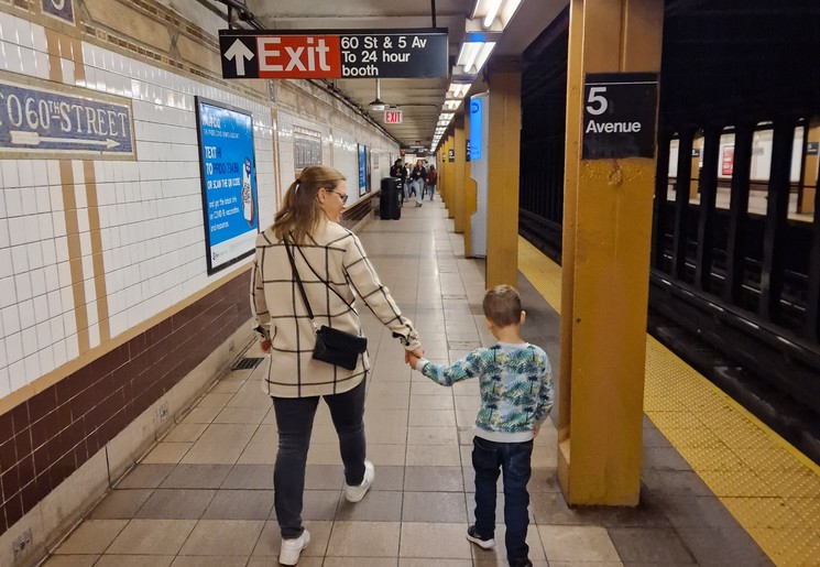 Moeder en zoon samen op pad met de metro door New York, Amerika