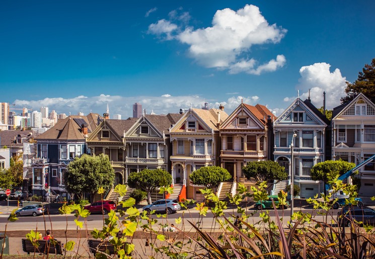 De gekleurde huizen bij Alamo Square in San Francisco, Amerika De gekleurde huizen bij Alamo Square in San Francisco, Amerika