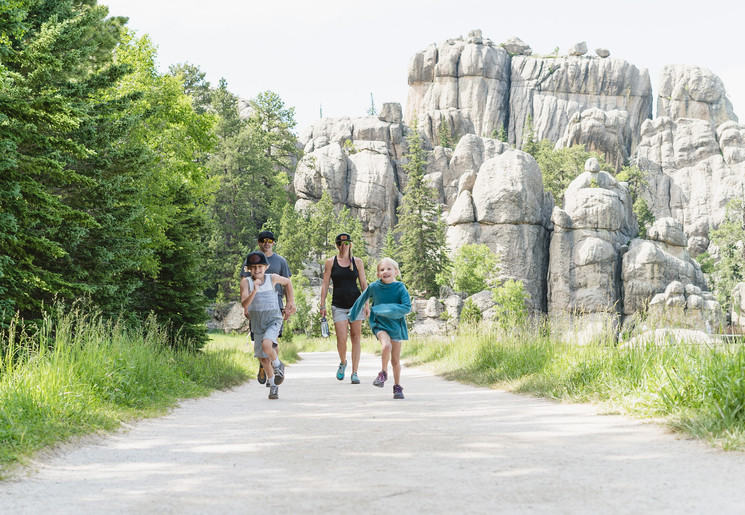 Kinderen spelend in de natuur in de rockies