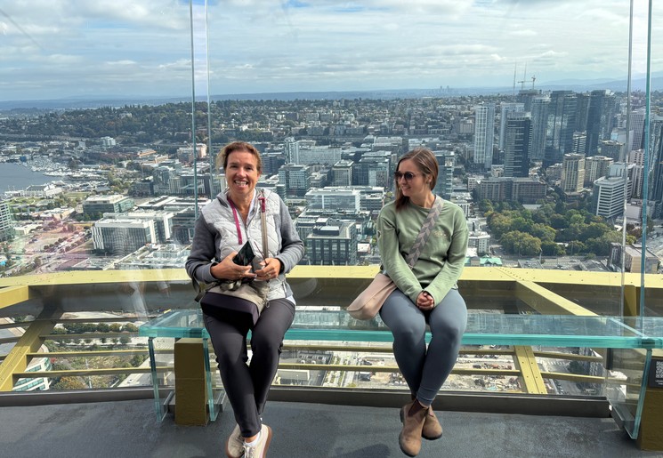Hoogtevrees op de glazen vloer van de Space Needle, Seattle, Amerika