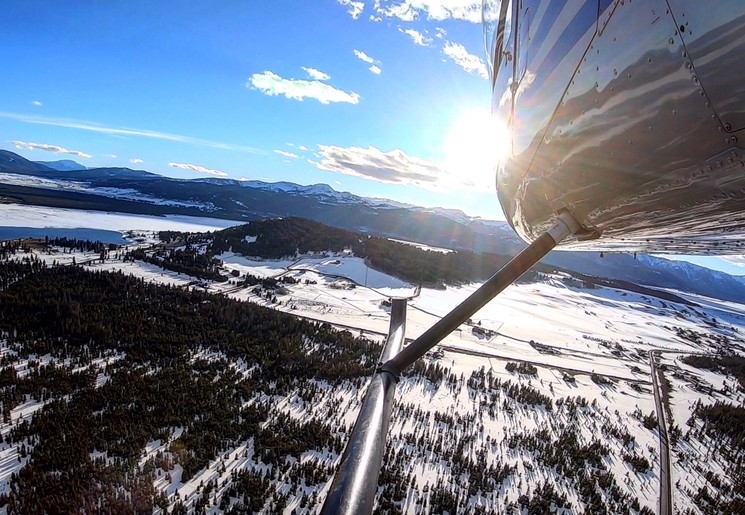 Helikopter boven Yellowstone National Park