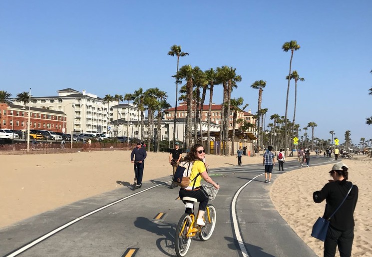 Fietsen langs de kust bij Santa Monica, Amerika