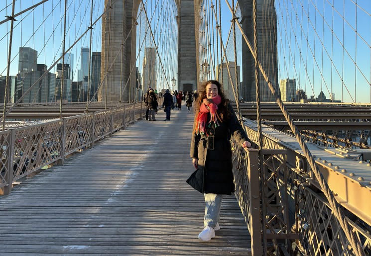 Anne op de Brooklyn Bridge