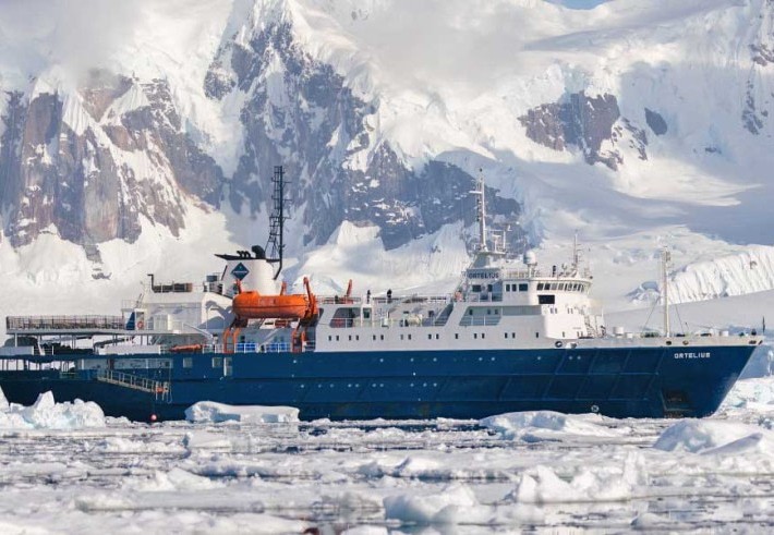 Ijsschotsen-expeditieschip-Antarctica