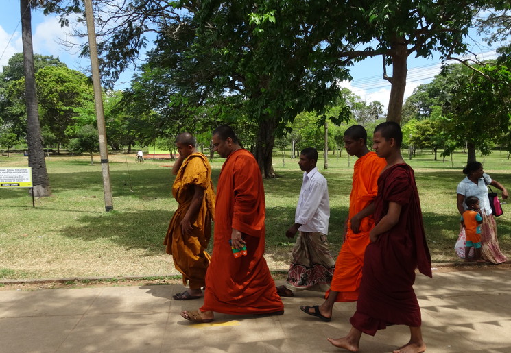 Monniken in Anuradhapura, Sri Lanka