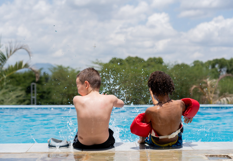 Kinderen genieten van het zwembad in Arusha