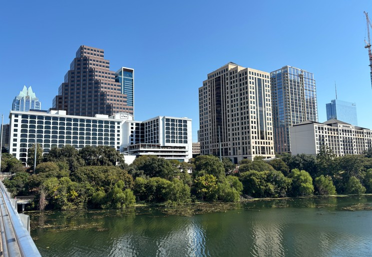 Uitzicht op het Lady Bird Lake en de skyline van Austin, Texas, Amerika