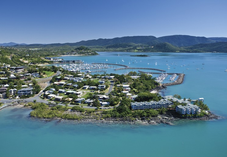 Een luchtfoto van Airlie beach, Australië