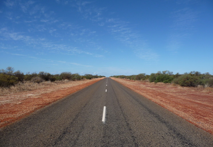 We rijden door een desolaat landschap door naar het zuiden van Australië We rijden door een desolaat landschap door naar het zuiden van Australië