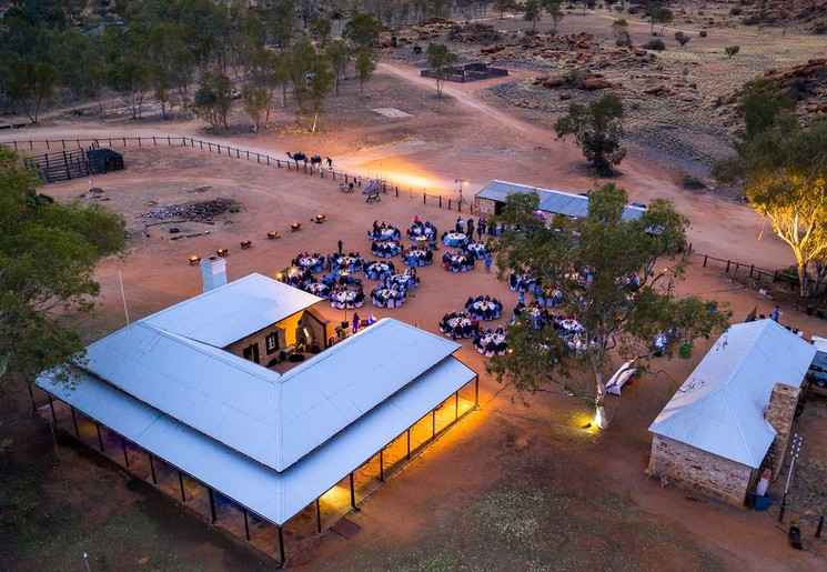 Diner bij het Telegraph Station in Alice Springs Diner bij het Telegraph Station in Alice Springs