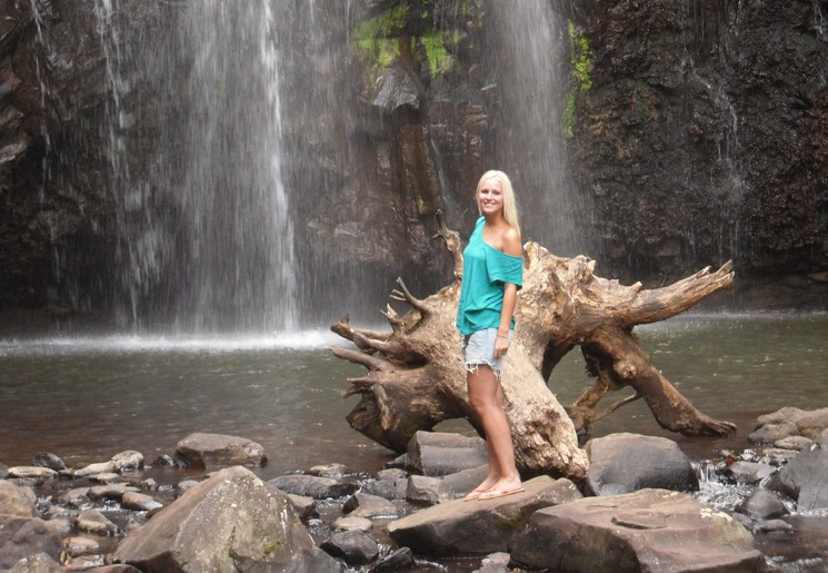 Lisanne bij een van de watervallen in Atherton Tablelands