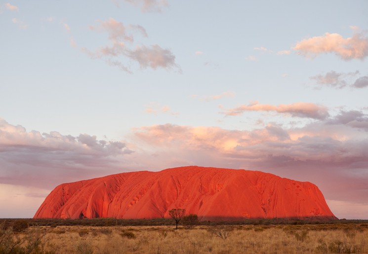 Geniet van de zon die opkomt in Uluru, Australië