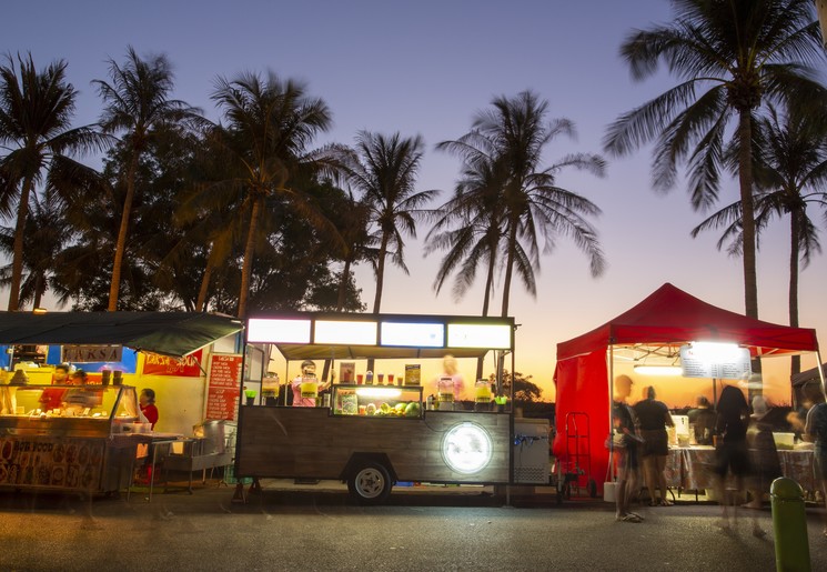 Bezoek de markt met streetfood in Darwin, Australië - © Australian Tourism