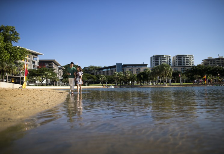Wandelen langs het waterfront in Darwin, Australië - © Australian Tourism