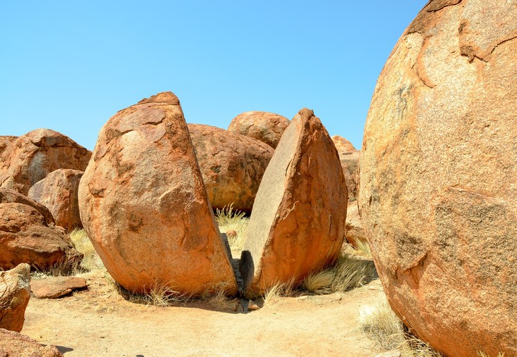 Grote rotspartijen in Devils Marbles, Australië