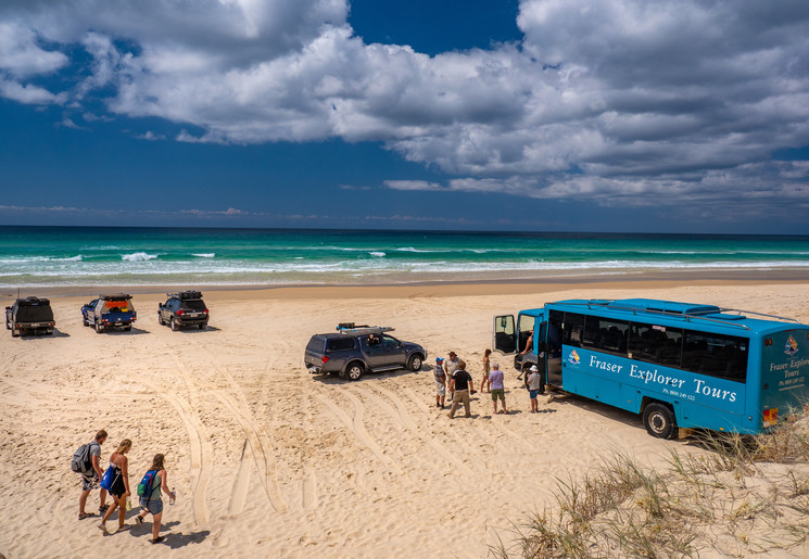 Wandel over het strand van Fraser Island, Australië - © Tourism Australia