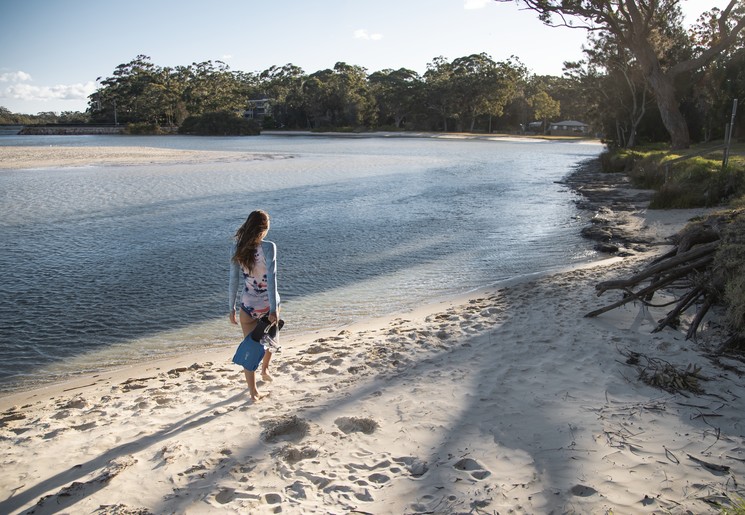 Wandel langs het parelwitte strand van Jervis Bay, Australië - © Tourism Australia