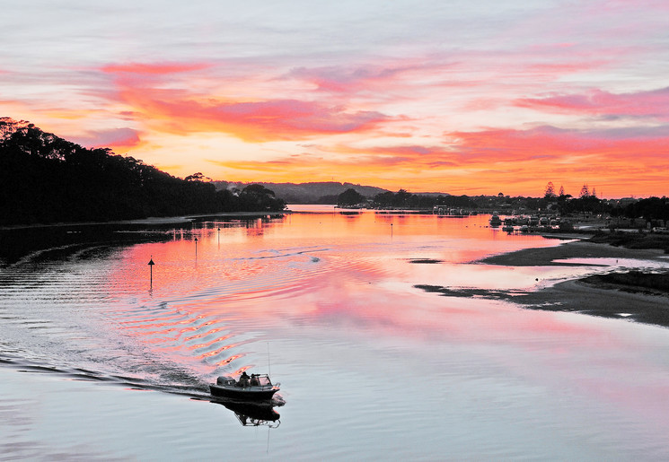 Varen over de Gippsland Lakes bij Lakes Entrance, Australië