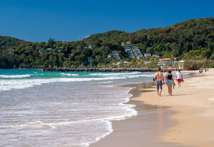 Wandel zelf over het strand van Noosa, Australië - © Tourism Australia