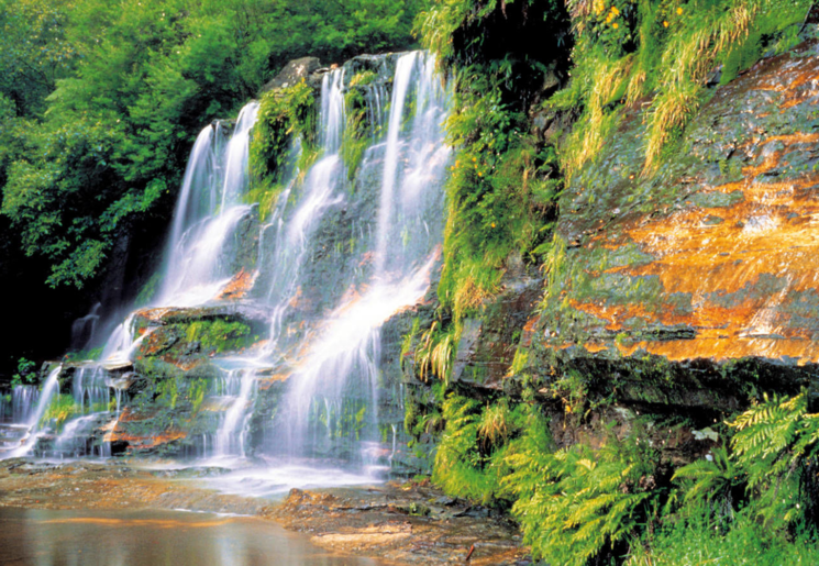 Een waterval in het gebied bij de Blue Mountains, Australië Een waterval in het gebied bij de Blue Mountains, Australië