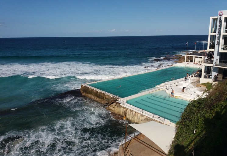 De ruige kust in Bondi Beach, Sydney