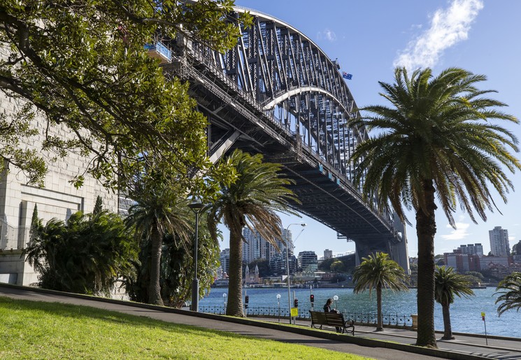 Fiets of wandel over Harbour Bridge in Sydney, Australië