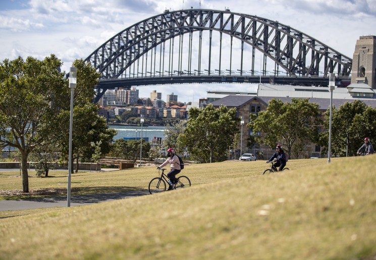 Fiets langs de Harbor Bridge in Sydney, Australië - © Australian Tourism