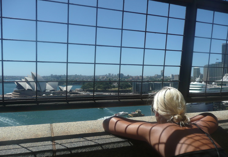 Lisanne geniet van het uitzicht op Opera House in Sydney, Australië