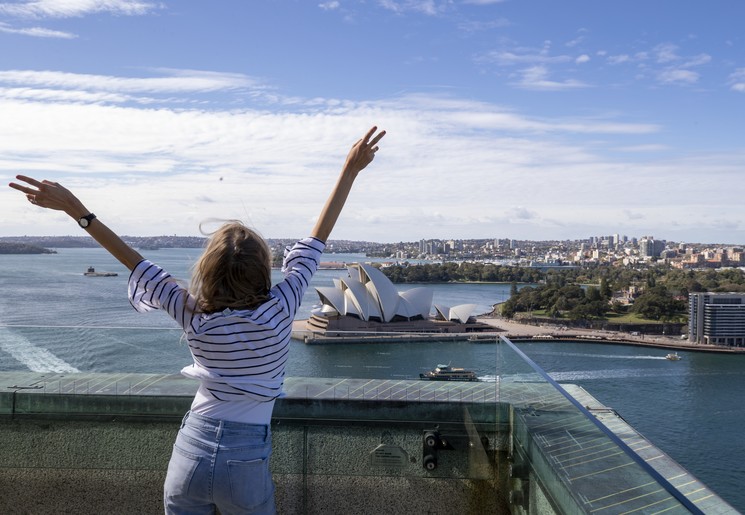 Juichend voor het Opera House in Sydney, Australië - © Tourism Australia
